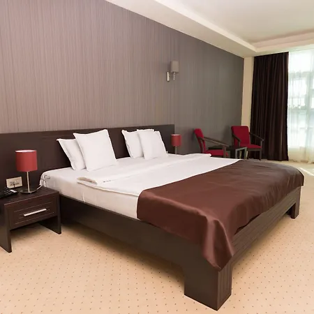 Ramada By Wyndham מלון